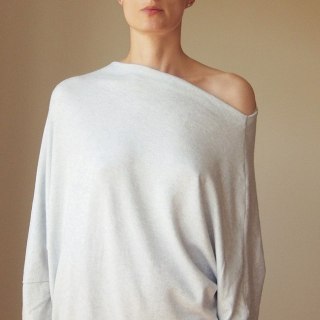 Sweterek damski oversize asymetryczny trapez – szary