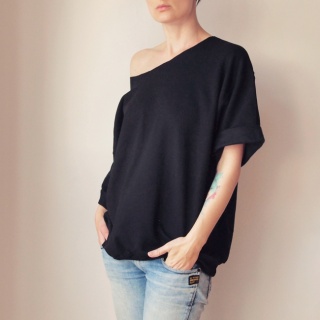 Bluza damska oversize z krótkim rękawem i szerokim dekoltem – czarna
