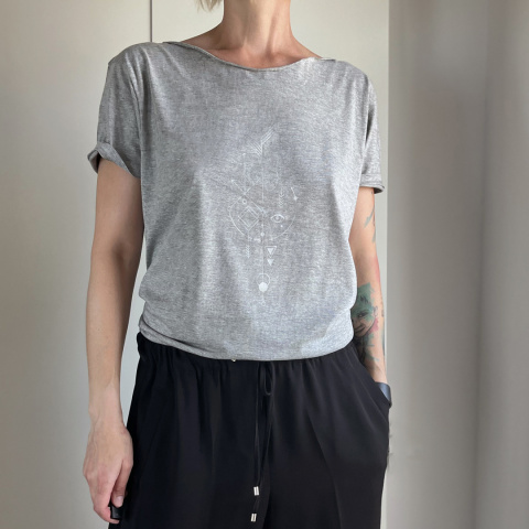 Srebrny alchemik na średnioszarym Oversize Srebrny alchemik na średnioszarym Oversize