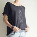 Czarny alchemik na czarnej koszulce Oversize Czarny alchemik na czarnej koszulce Oversize