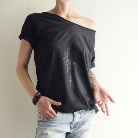 Czarny alchemik na czarnej koszulce Oversize Czarny alchemik na czarnej koszulce Oversize
