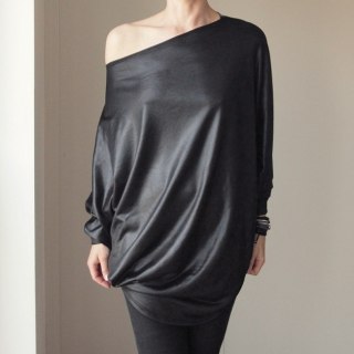 Długa bluza damska oversize nietoperz – czarna, wykończenie przypominające skórę