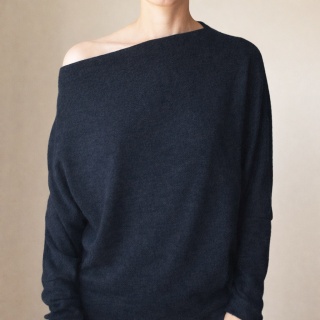 Sweterek damski oversize asymetryczny trapez – czarny