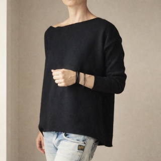 Bluza damska oversize z szerokim dekoltem i ciętymi krawędziami – czarna