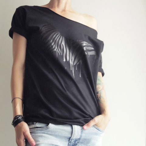 Czarna zebra na czarnej koszulce Oversize