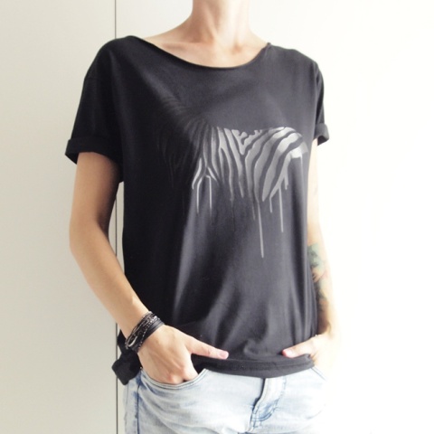 Czarna zebra na czarnej koszulce Oversize