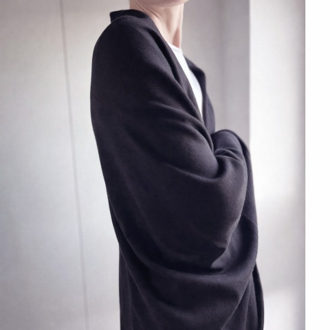 Grubszy czarny sweter narzutka