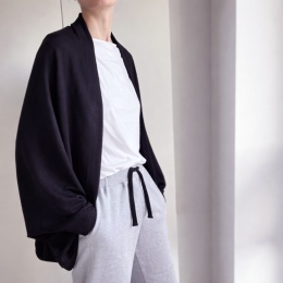 Grubszy czarny sweter narzutka