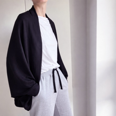 Grubszy czarny sweter narzutka