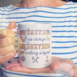 Kubek „Mężczyzna nie choruje” – śmieszny kubek dla chłopaka 330 ml