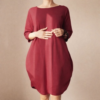 Sukienka damska oversize beczka z kieszeniami – bordowa