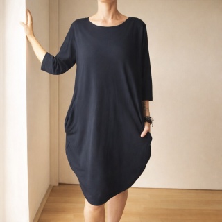 Sukienka damska oversize beczka z kieszeniami – granatowa