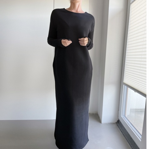 Sukienka dluga czarna z rozporkami