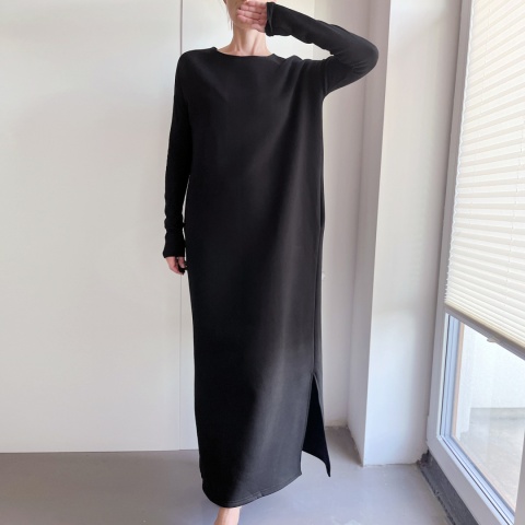 Sukienka dluga czarna z rozporkami