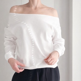 Biała bluza cięta ze ściągaczami