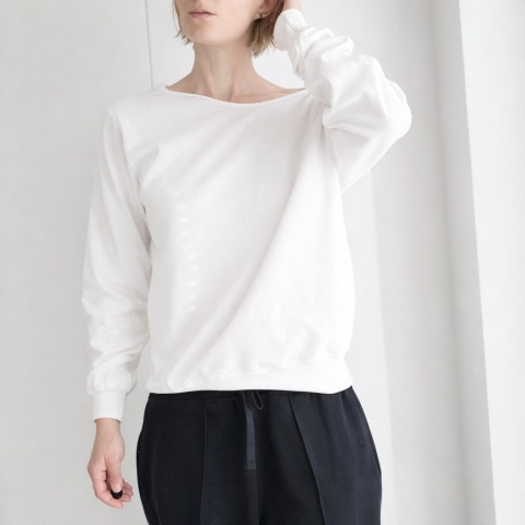 Biała bluza cięta ze ściągaczami