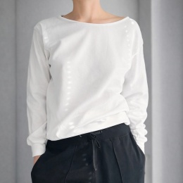 Biała bluza cięta ze ściągaczami