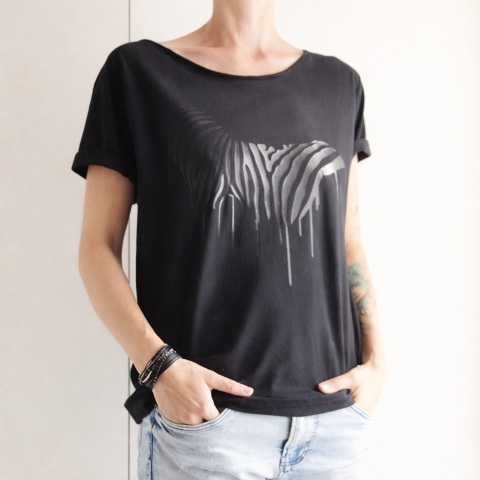 Czarna zebra na czarnej koszulce Oversize