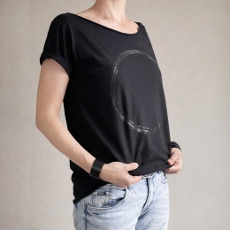 Czarne koło na czarnym Oversize