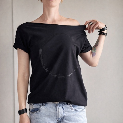 Czarne koło na czarnym Oversize