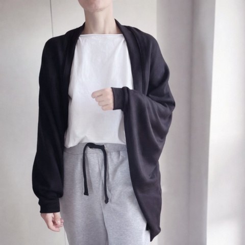 Grubszy czarny sweter narzutka