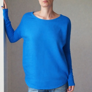 Bluza damska oversize z wąskimi rękawami - niebieska