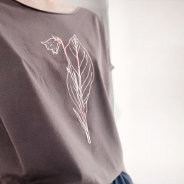 Koszulka damska oversize z nadrukiem konwalii rose gold – szara czekolada