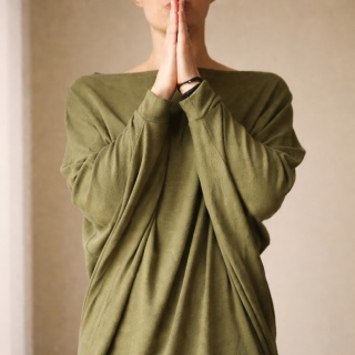 Sweter damski oversize nietoperz o krótszym kroju – oliwkowy