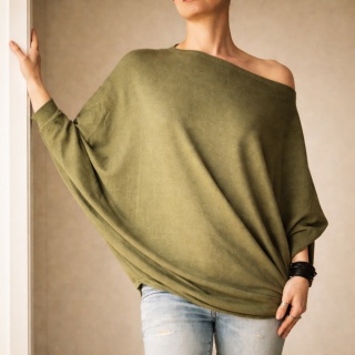 Sweter damski oversize nietoperz o krótszym kroju – oliwkowy