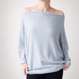 Sweter damski oversize nietoperz o krótszym kroju – szary