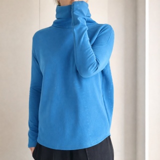 Bluza damska oversize z golfem i wąskimi rękawami – niebieska
