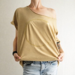 Złote koło na ciemnopiaskowym Oversize