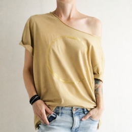 Złote koło na ciemnopiaskowym Oversize