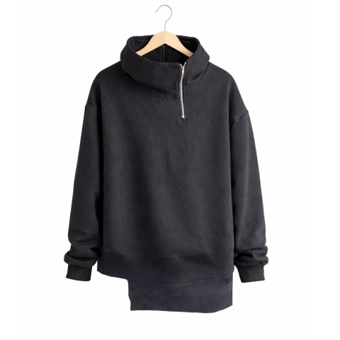 Czarna bluza oversize z kapturem i asymetrycznym dołem