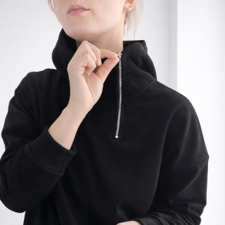 Bluza damska oversize z kapturem i asymetrycznym dołem – czarna