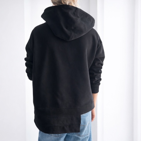 Czarna bluza oversize z kapturem i asymetrycznym dołem