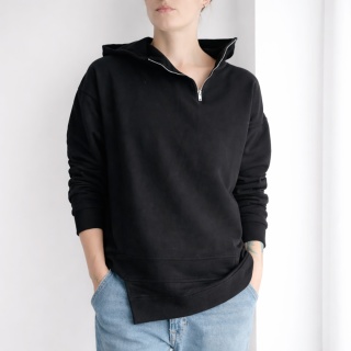 Bluza damska oversize z kapturem i asymetrycznym dołem – czarna
