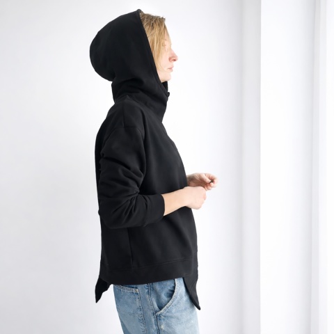 Czarna bluza oversize z kapturem i asymetrycznym dołem
