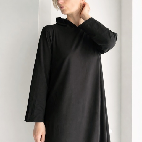 Czarna sukienka lniana maxi z kapturem i kieszeniami