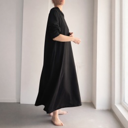 Czarna sukienka lniana maxi z kapturem i kieszeniami