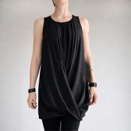 Czarna sukienka zawijana bez rękawów z drapowaniem