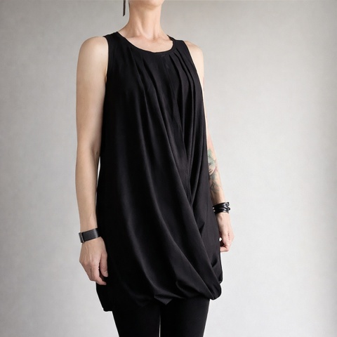 Czarna sukienka zawijana bez rękawów z drapowaniem