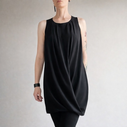 Czarna sukienka zawijana bez rękawów z drapowaniem