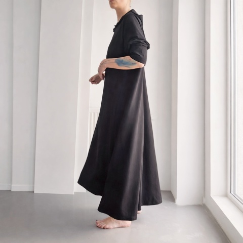 Czarna sukienka lniana maxi z kapturem i kieszeniami