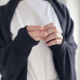 Grubszy czarny sweter narzutka