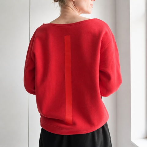 Bluza damska oversize z czerwonym nadrukiem z tyłu – czerwona