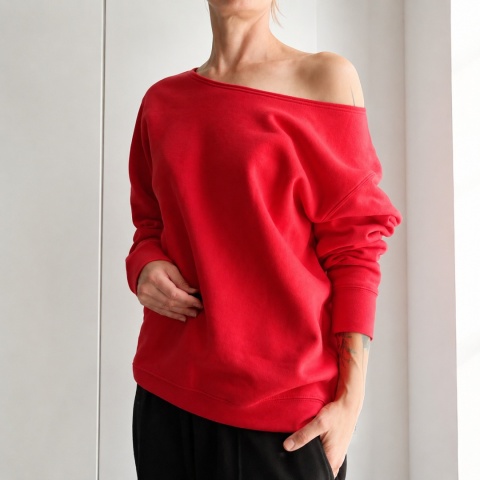 Bluza damska oversize z czerwonym nadrukiem z tyłu – czerwona