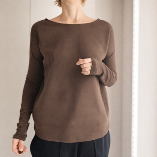 Bluza damska oversize z wąskimi rękawami – brązowa