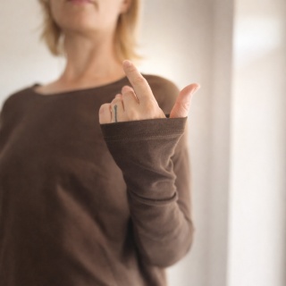 Bluza damska oversize z wąskimi rękawami – brązowa