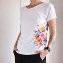 Koszulka damska oversize biała z kwiatowym nadrukiem na boku